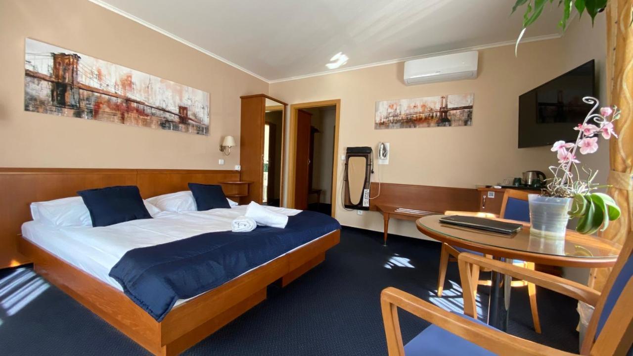 Zamecky Hotel Zlaty Orel Хранице Екстериор снимка